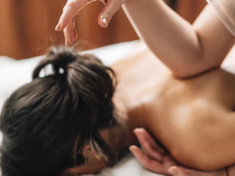 推拿調節體內氣血,專注於特定穴位與經絡