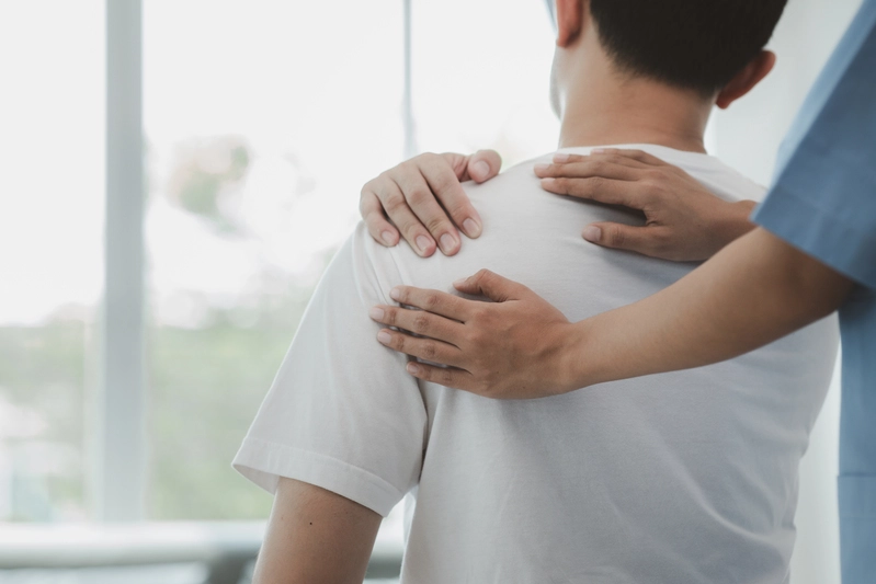 背部酸痛原因示意圖,展示不良姿勢導致的肌肉緊繃與不適